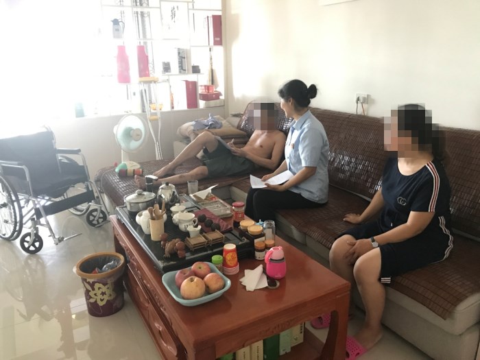 轮椅边的调解.jpg