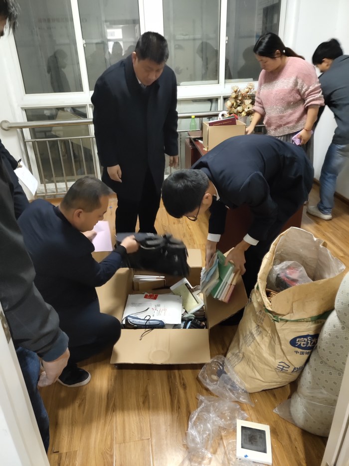 干警清点物品.jpg