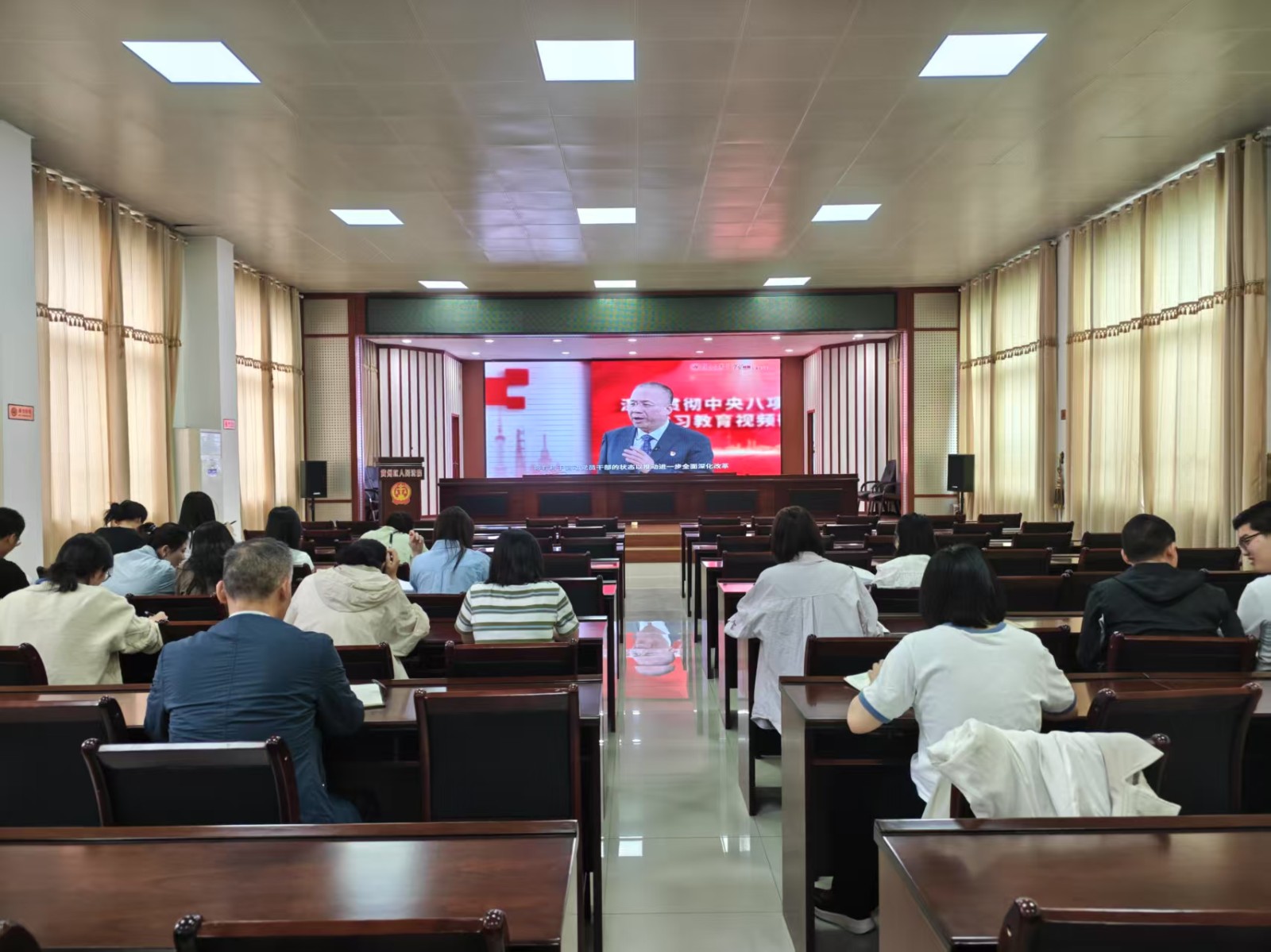 法官及法助：学习中央八项精神.jpg