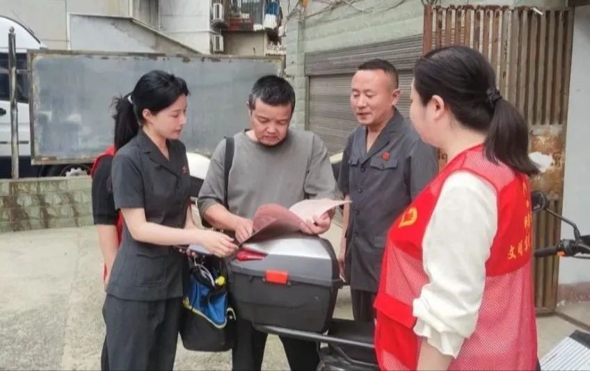 走向入户，宣传普法.jpg